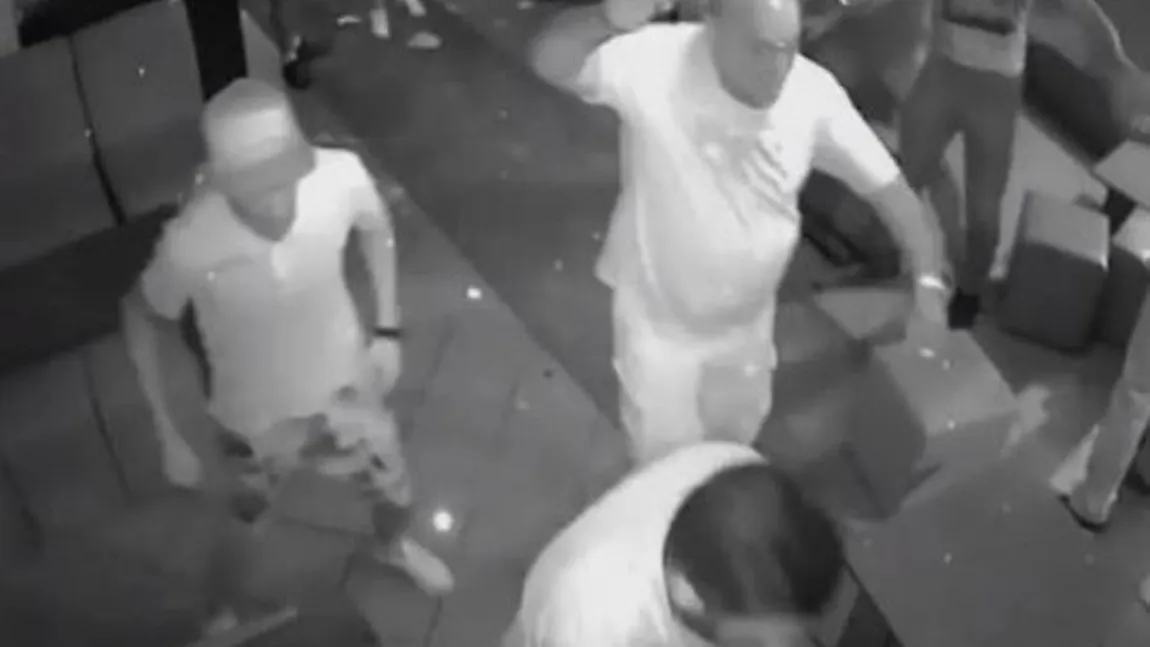 Bătaie ca-n filme între oşeni la un club de manele din Satu Mare VIDEO