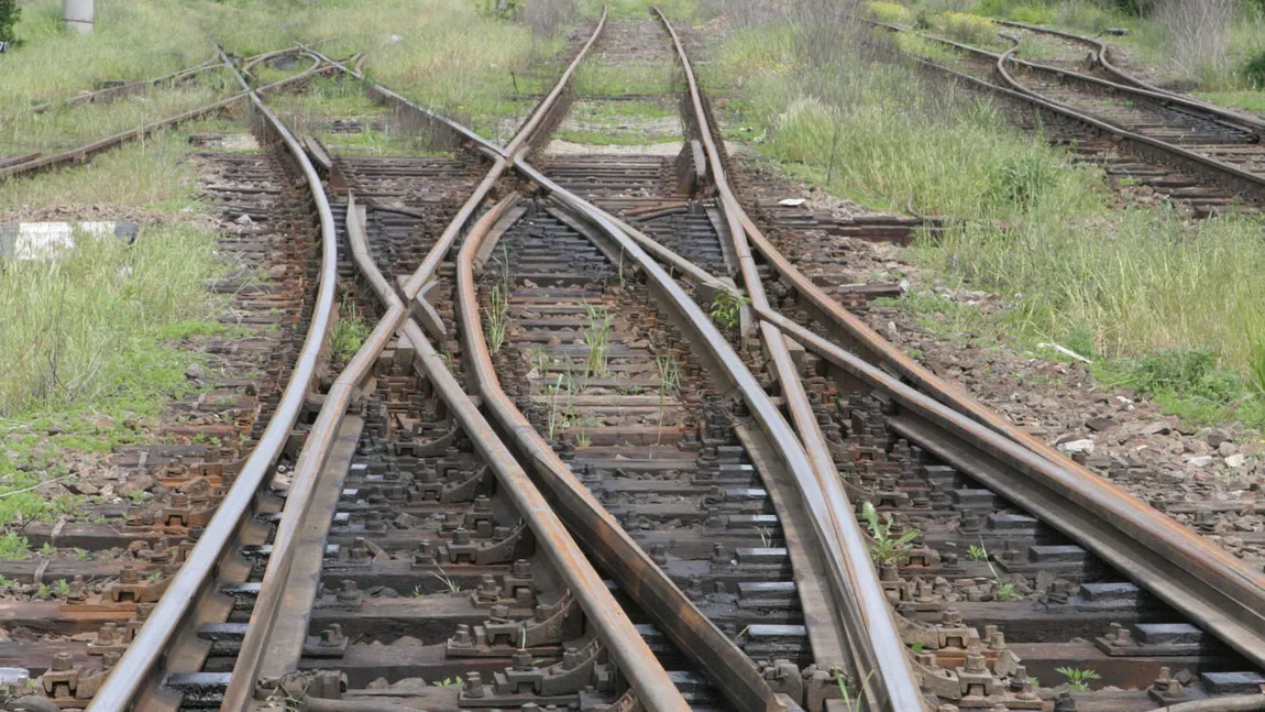 În secolul vitezei, pe ultima cale ferată inaugurată în România se circulă cu maxim 35 km pe oră