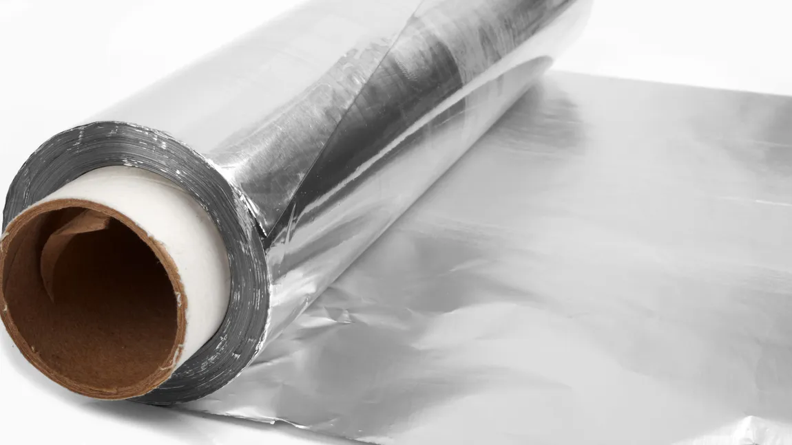 De ce este recomandat să pui folie de aluminiu direct pe grilajul cuptorului