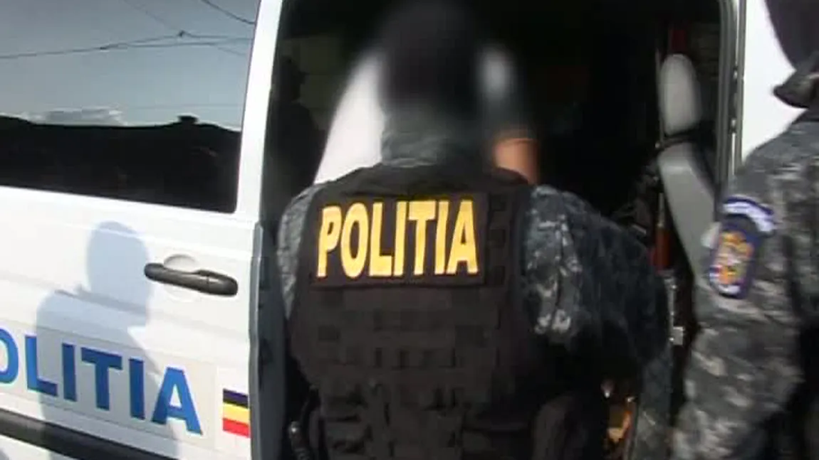 Preot reţinut de poliţişti după ce a înjunghiat în gât un bătrân