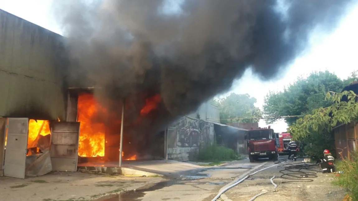 Incendiu violent la un depozit de hârtie şi mase plastice din Galaţi, nestins după mai bine de 15 ore
