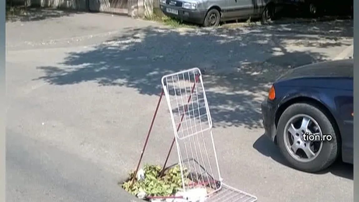 IMAGINI de tot râsul. O groapă, semnalizată cu USCĂTORUL de HAINE FOTO