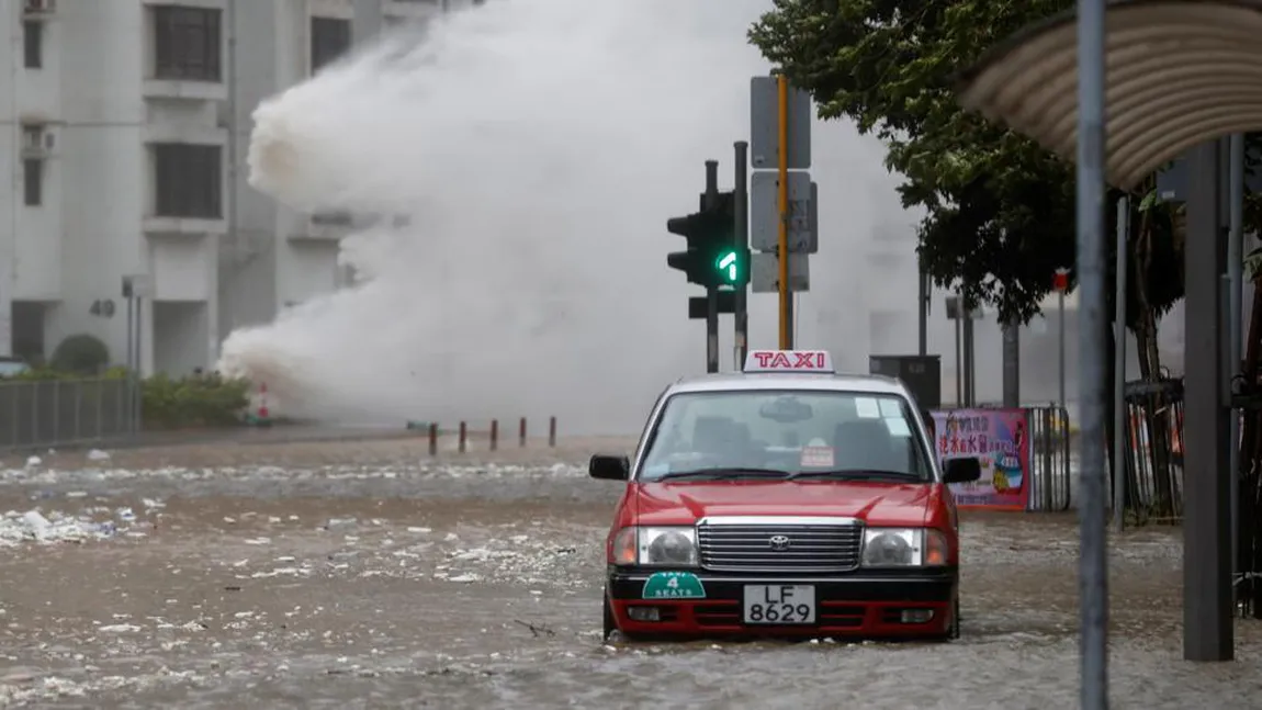 Taifunul Hato ajunge în Hong Kong. A fost decretată starea de ALERTĂ MAXIMĂ