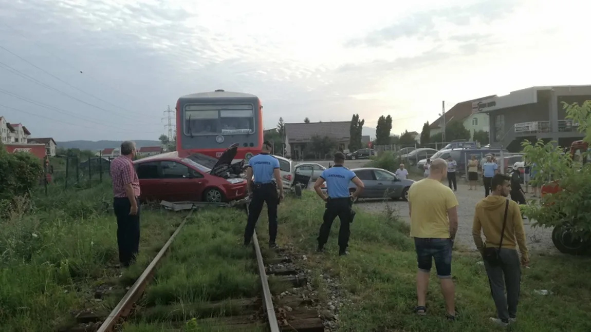 Maşină lovită de tren, intervenţie de urgenţă