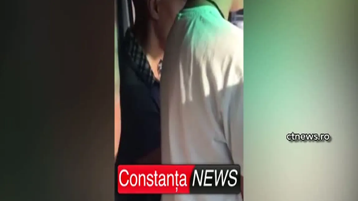 Imagini recoltătoare la Constanţa. Un şofer de maxi-taxi învaţă un copil să conducă cu microbuzul plin VIDEO