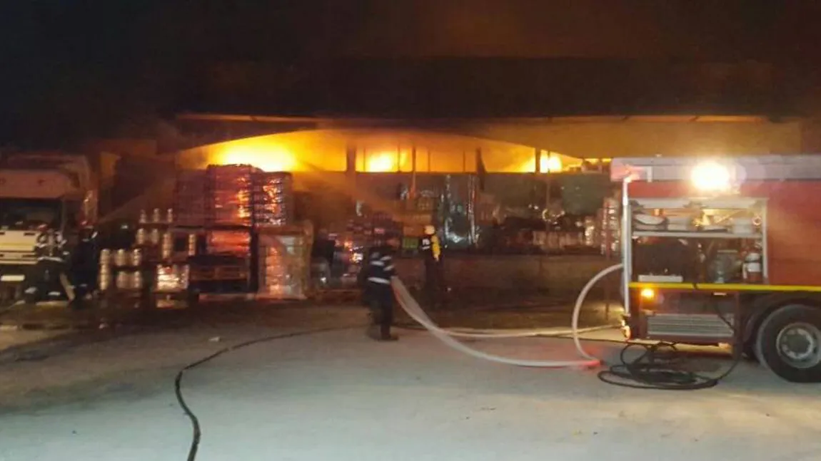 Olt: Un depozit de băuturi alcoolice din Slatina a fost cuprins de flăcări VIDEO