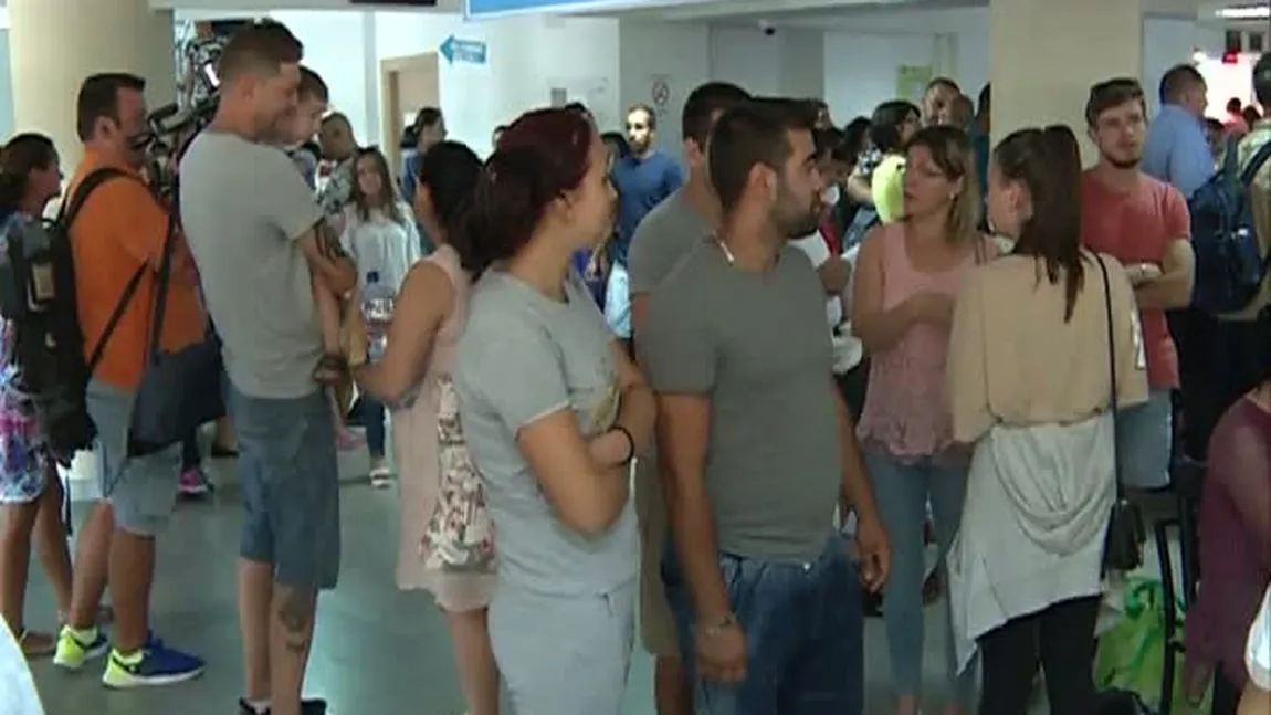 O nouă zi de aglomeraţie la Direcţia Paşapoarte din Pipera. Sute de persoane stau la cozi interminabile
