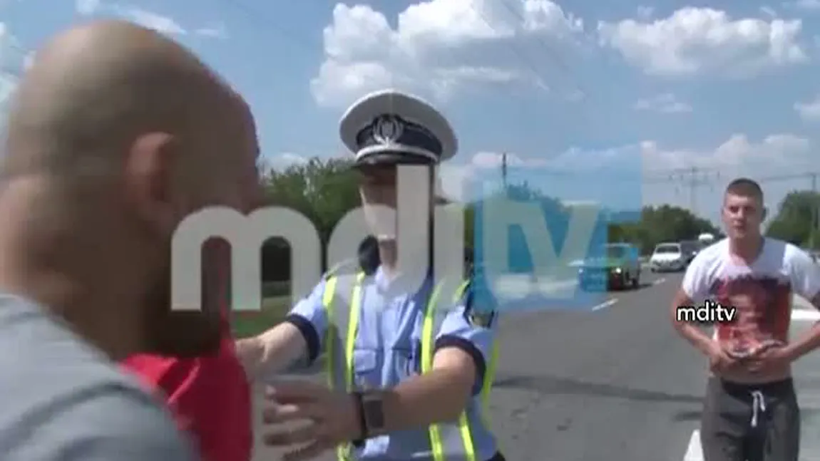 Bătaie între doi şoferi în trafic. Poliţiştii nu i-au putut opri VIDEO