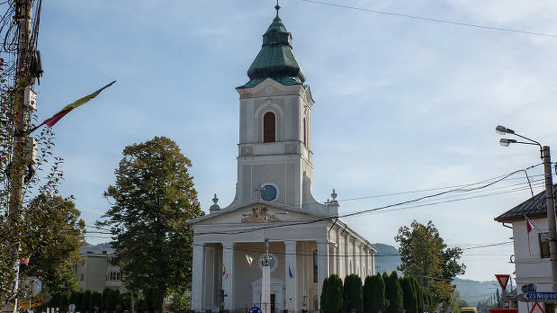 Bătaie la biserică, în timpul slujbei. Un tânăr de 18 ani a băgat în spital doi bătrâni