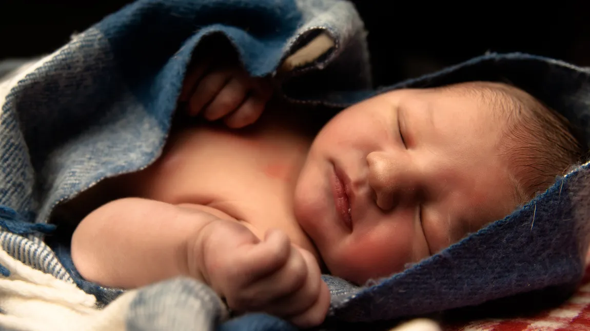 30 trucuri simple să adormi un bebeluş. Când să-i dai de mâncare şi când să-l pui în pat ca să doarmă liniştit
