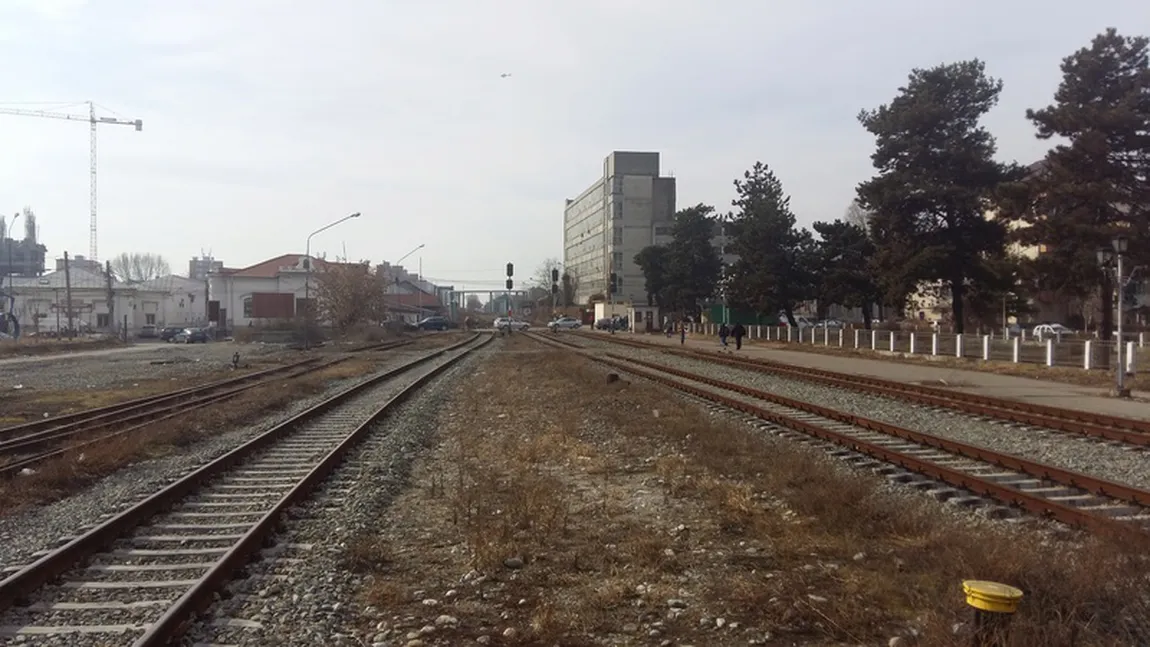 Un bărbat care asculta muzică în căşti a fost lovit de tren la Râmnicu Vâlcea. El a murit la spital