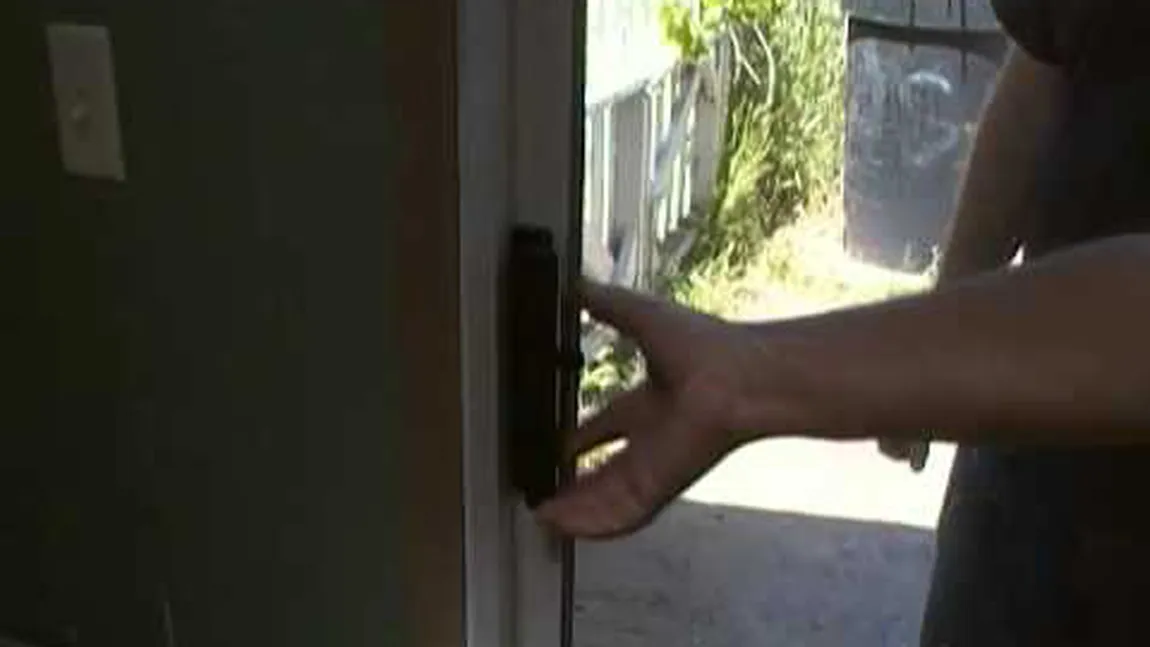 Cel mai prost hoţ din lume. S-a chinuit să spargă o uşă care era deschisă VIDEO