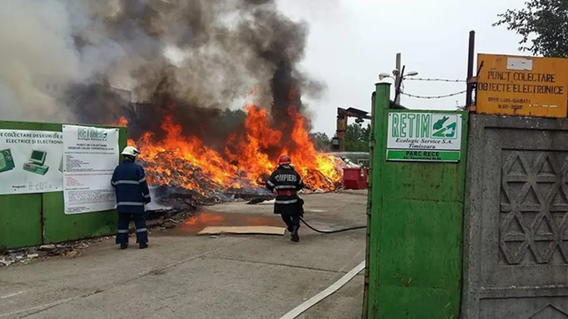 Incendiu puternic la un depozit de deşeuri electrocasnice de la marginea oraşului Timişoara FOTO