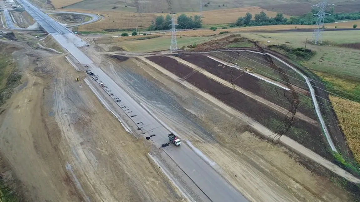 O altă autostradă nou construită cedează. Ministrul Transporturilor: Constructorul respectă termenul FOTO