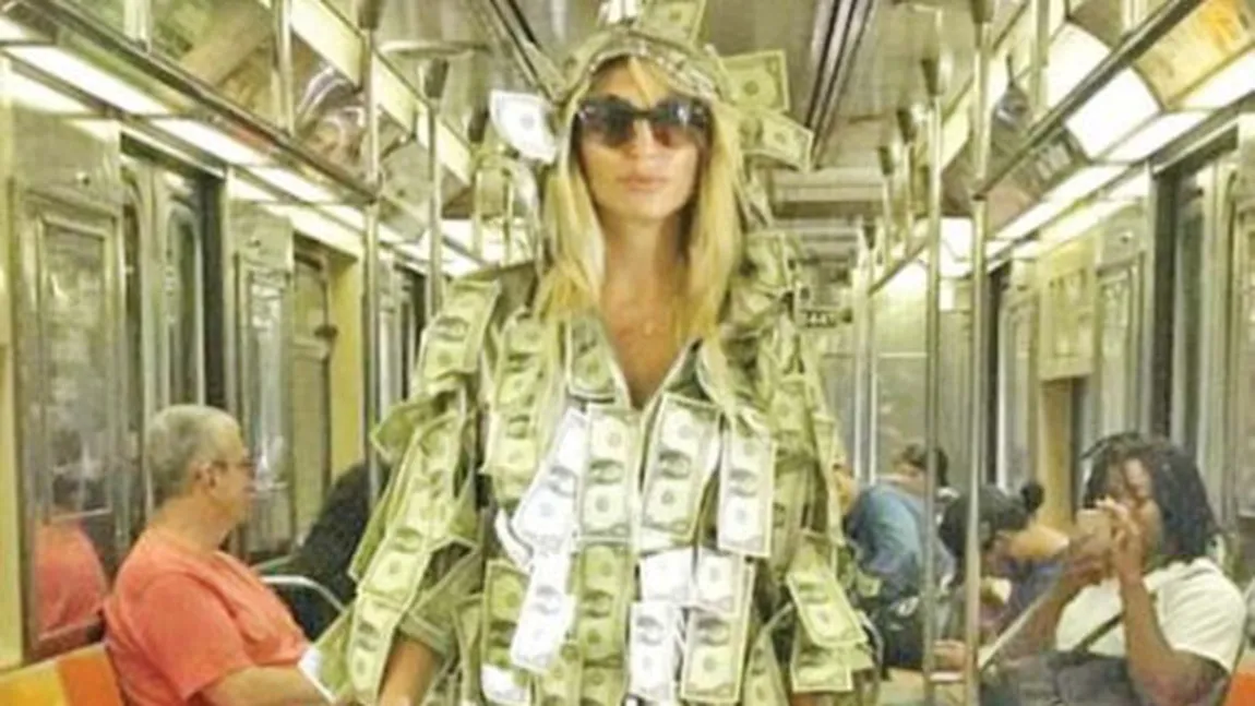 Un fotomodel s-a îmbrăcat în bani şi s-a lăsat dezgolită de către boschetarii din New York FOTO