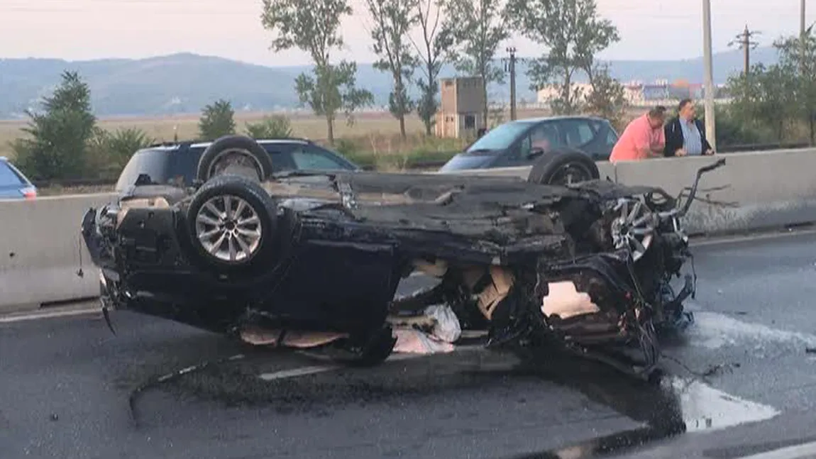 Accident violent din cauza vitezei, doi morţi şi un rănit. Un BMW a zburat peste parapeţii de beton şi a ajuns pe contrasens