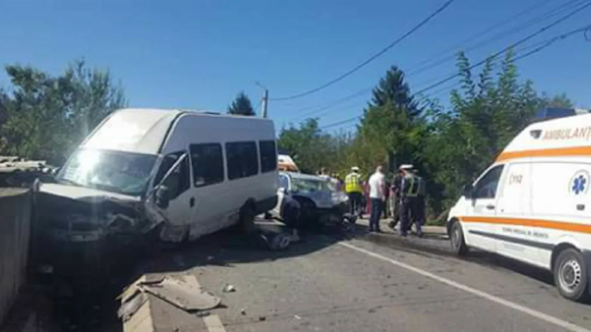 PLAN ROŞU de INTERVENŢIE. 13 persoane au fost rănite după ce o maşină şi un microbuz s-au lovit