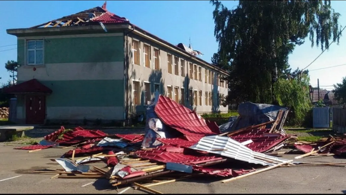 Elevii din şcolile şi liceele afectate de furtuna din judeţul Timiş încep cursurile luni. Cele mai mari pagube, la Liceul de Arte