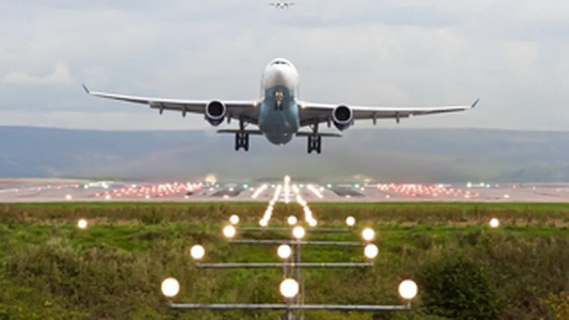 Stare de urgenţă pe aeroportul din Iaşi, o aeronavă care a decolat spre Barcelona a avut probleme