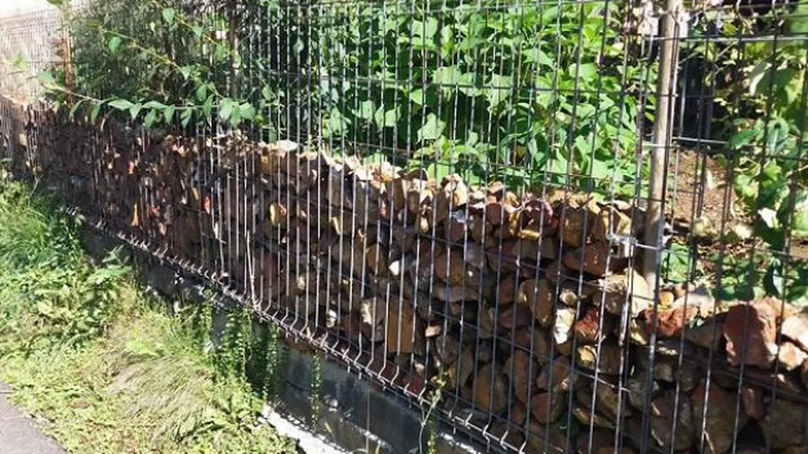 Gard făcut cu pietre semipreţioase, proprietarii habar nu au avut de valoarea lor când au început lucrarea