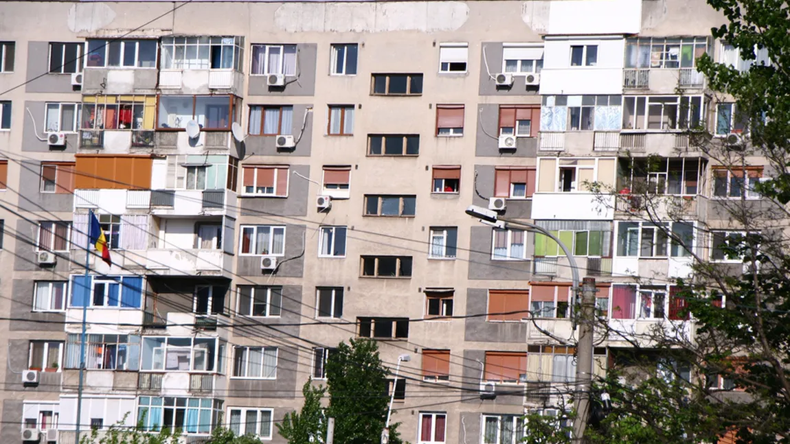 Amenzi de până la 40.000 de lei pentru cei care şi-au închis balconul de la bloc fără autorizaţie