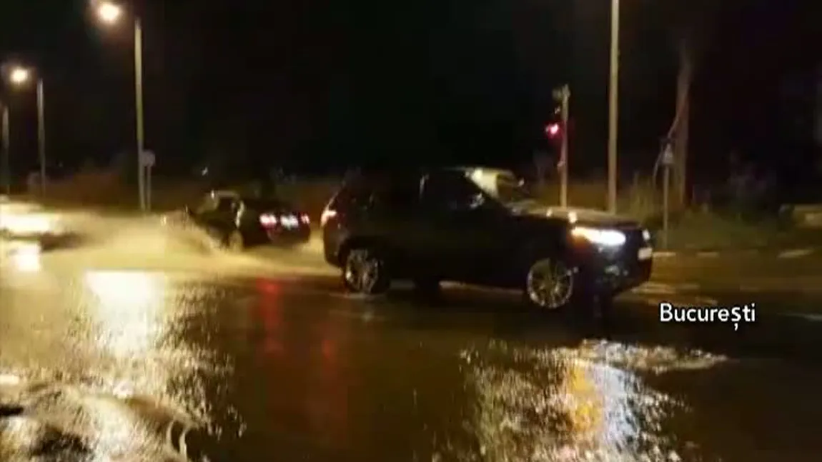 Furtunile au făcut prăpăd în ţară: incendiu provocat de trăsnet, copaci căzuţi, acoperişuri smulse de vânt VIDEO