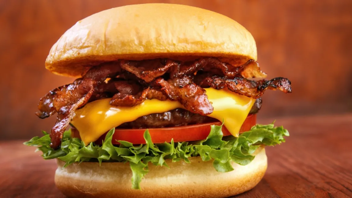 A poftit la un burger, dar i-a pierit foamea când a văzut 