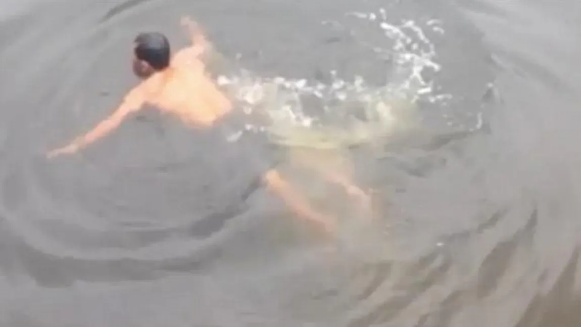 Un bărbat s-a aruncat într-un lac plin de crocodili. Spectatorii au privit îngroziţi ce a urmat VIDEO