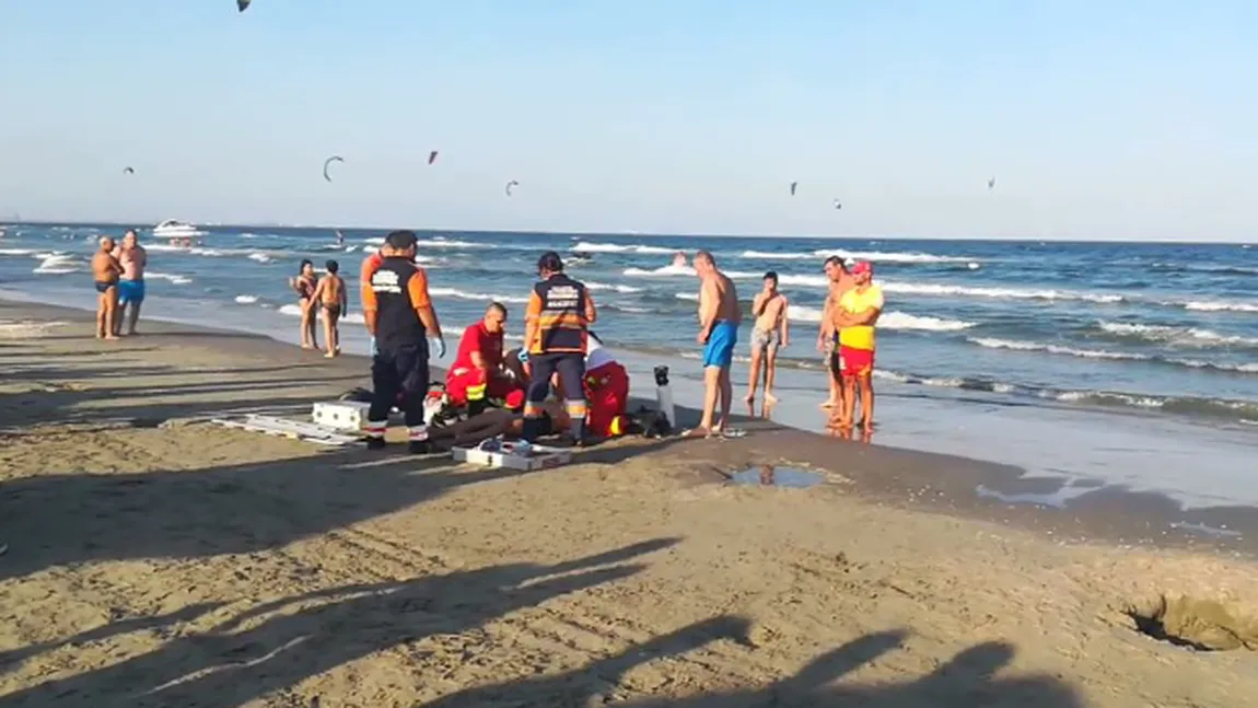 Clipe dramatice pe plaja din Mamaia, un tânăr se roagă în genunchi pentru prietenul lui VIDEO