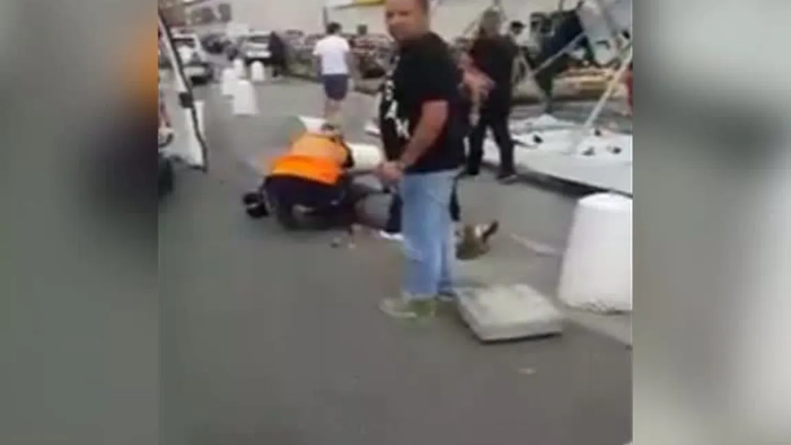 Jurnalist agresat în timp ce îşi făcea meseria. Totul s-a întâmplat în parcarea unui mall VIDEO
