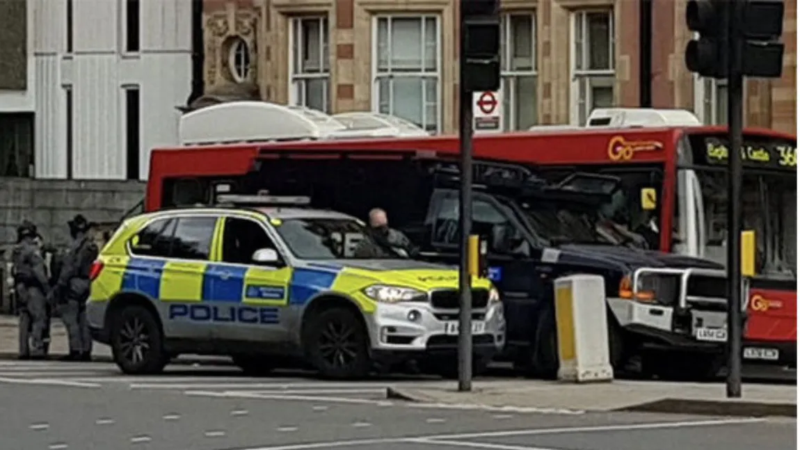 Suspecţii în cazul atentatului de la metroul din Londra sunt doi refugiaţi. Unul este irakian, celălalt din Siria