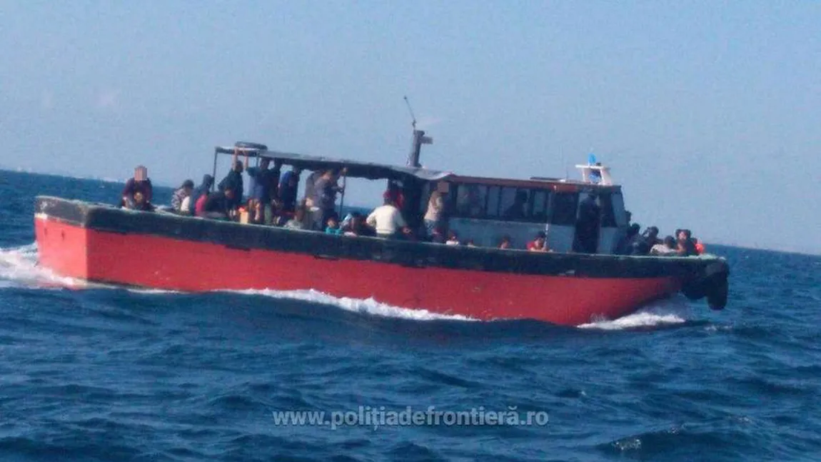 Un cetăţean turc, arestat în cazul celor 96 de migranţi depistaţi sâmbătă pe o ambarcaţiune în Marea Neagră