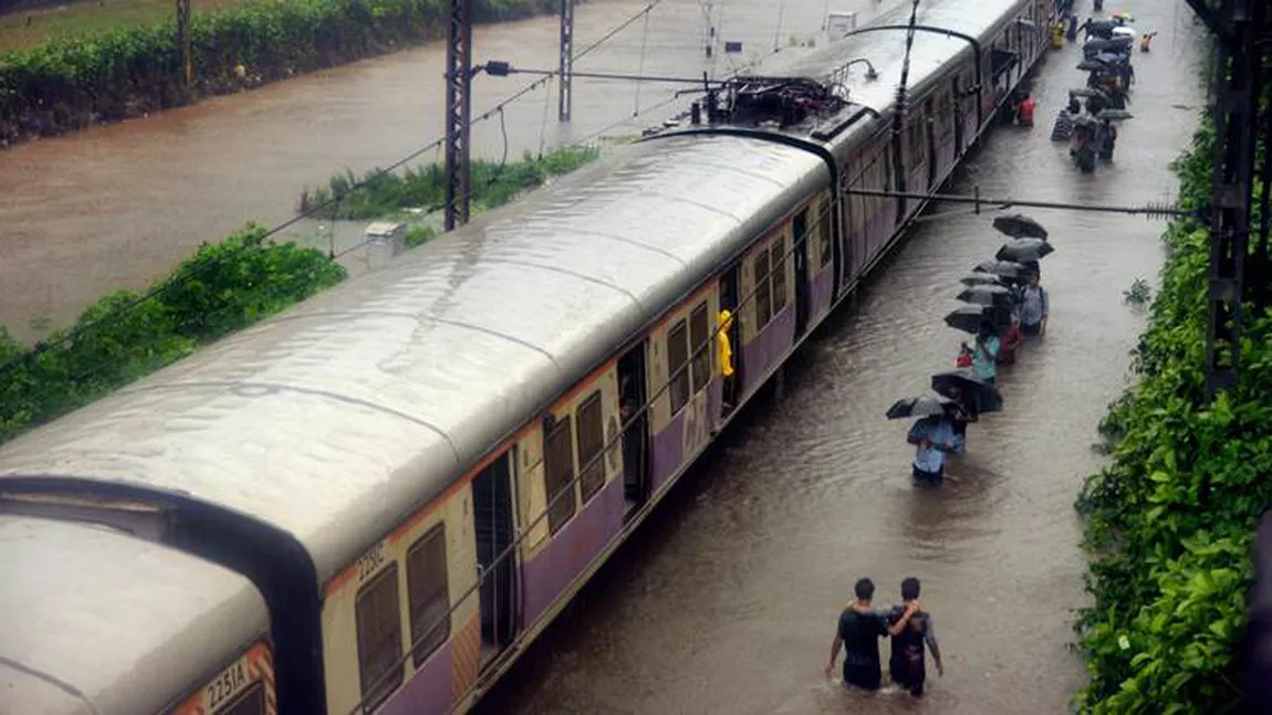 Cel puţin 21 morţi şi zeci de răniţi într-o busculadă la o gară din India