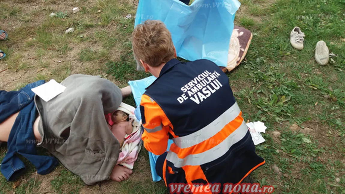 O femeie a născut în curtea şcolii. Momentul naşterii a fost surprins în imagini de un martor