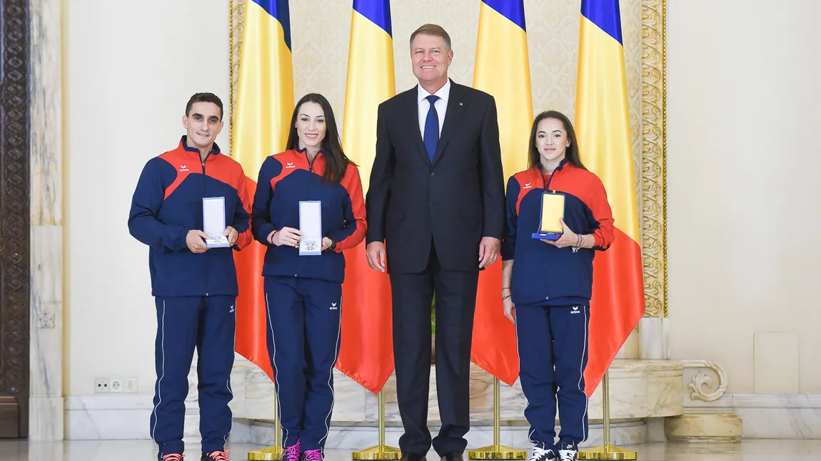 Preşedintele Klaus Iohannis i-a decorat pe gimnaştii Cătălina Ponor, Larisa Iordache şi Marian Drăgulescu