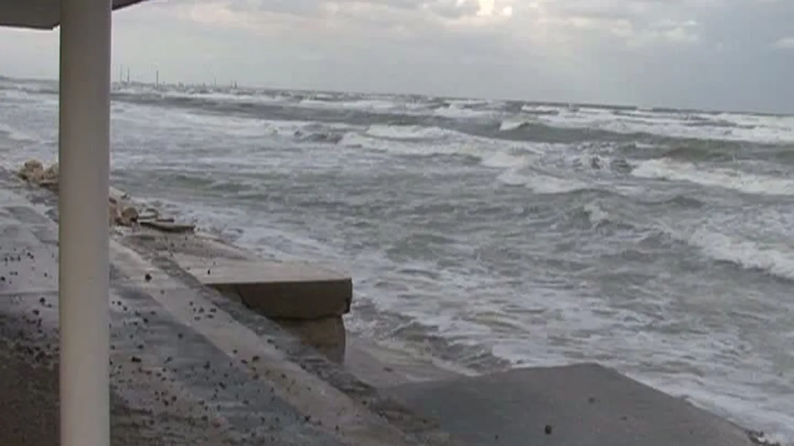 Plaja din Eforie Sud, înghiţită de valuri