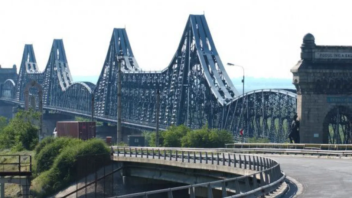Lucrările de la podul Cernavodă s-au terminat. Pe podul de la Feteşti se lucrează în continuare