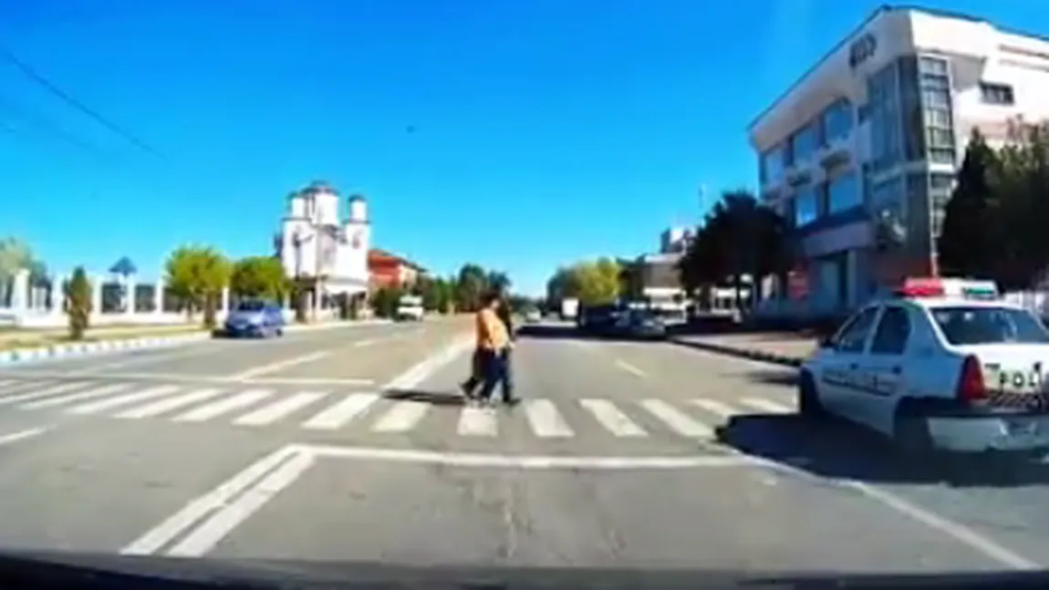 Poliţişti încalcă legea. O maşină a Poliţiei, la un pas să spulbere 2 oameni chiar pe trecerea de pietoni VIDEO