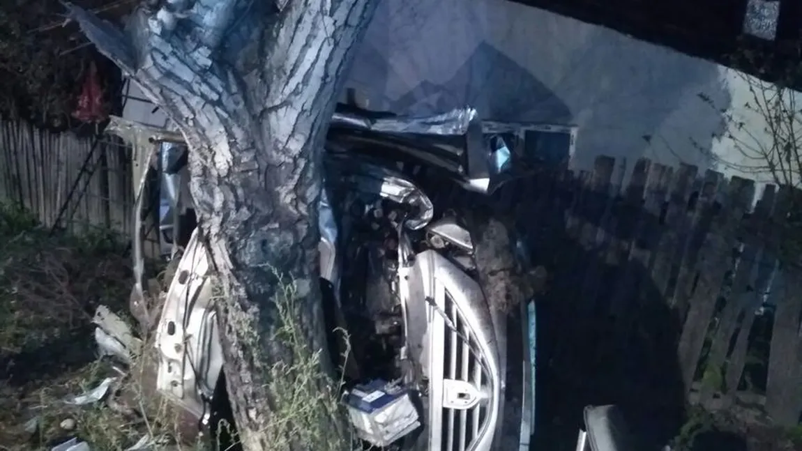 Accident foarte grav în Prahova: Un pieton a fost spulberat, şoferul este în comă, maşina distrusă după ce a lovit un copac