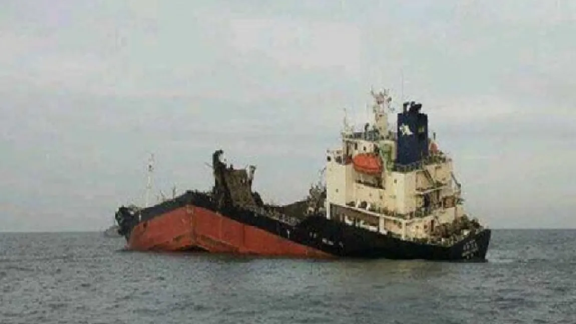 ALERTĂ în Grecia: Un petrolier scufundat în apropiere de Atena a poluat zona