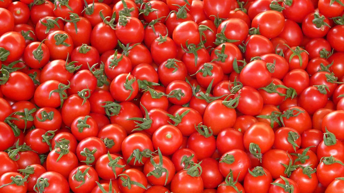 INCREDIBIL: Roşiile de import din supermarket sunt vopsite din verzi în roşii
