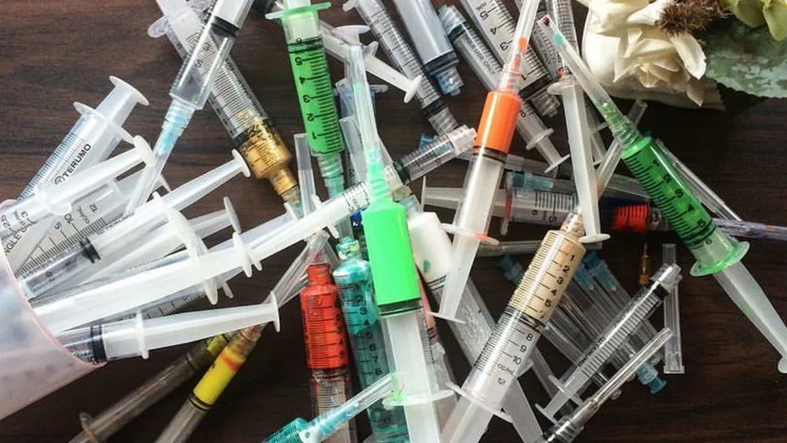 Ziua este asistentă medicală, iar noaptea se transformă RADICAL. Ce face cu seringile FOTO