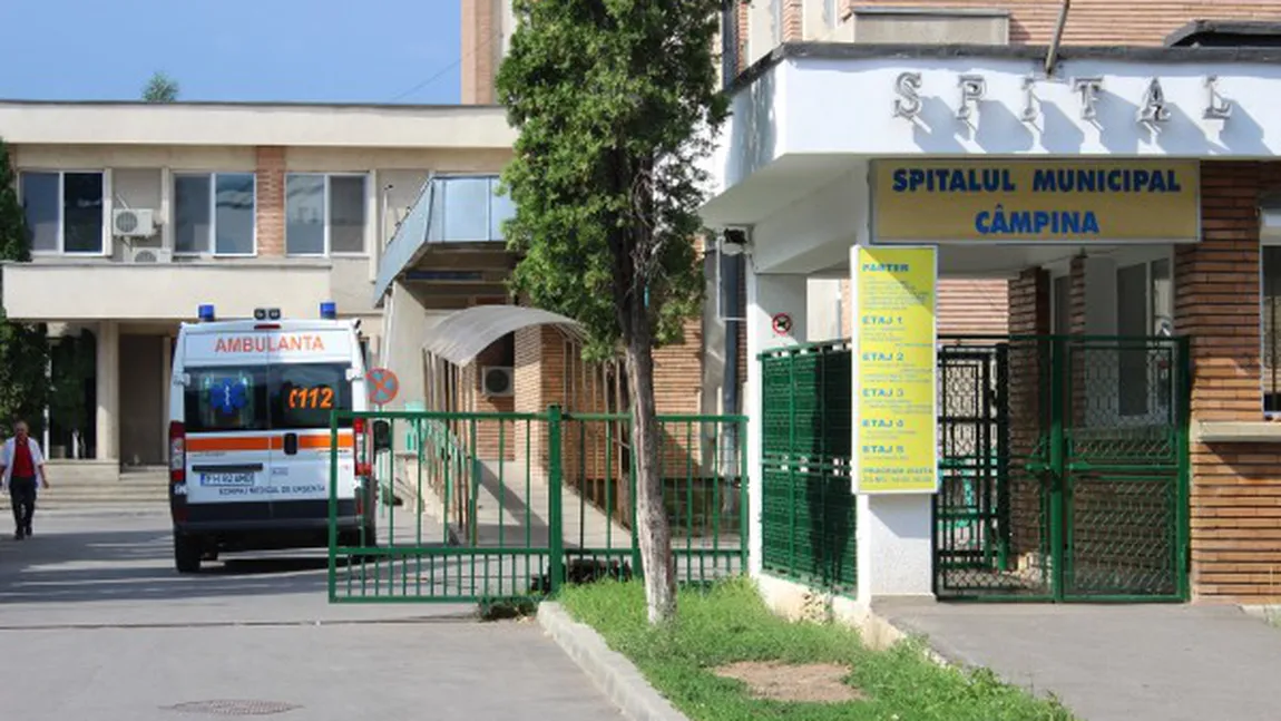 Nouă mame, zece copii şi o asistentă, blocaţi în liftul Spitalului Municipal Câmpina. Au fost salvaţi de pompieri