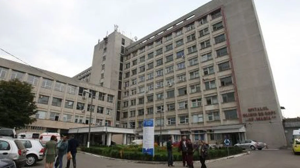 Copil de un an adus la spital în stare gravă după ce a căzut de la etajul doi al unui bloc din Iaşi