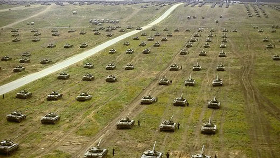Armata rusă începe ample manevre militare la frontiera cu UE