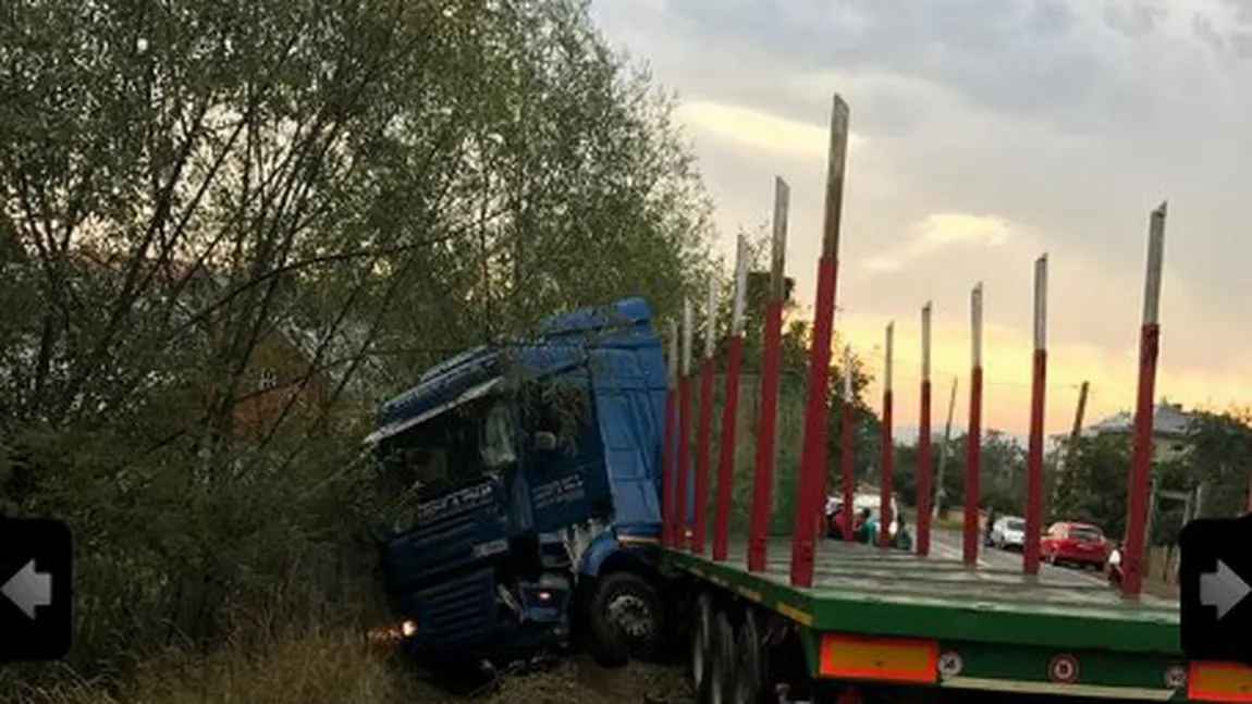 Accident grav în Suceava: Un autoturism, un tir şi o autospecială s-au ciocnit