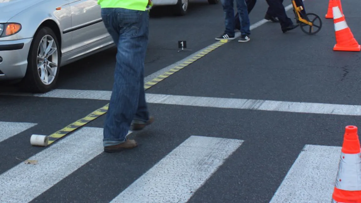 Tânără lovită pe trecerea de pietoni, la intrarea în Capitală. Martorii au făcut scandal şi au acuzat ambulanţa VIDEO