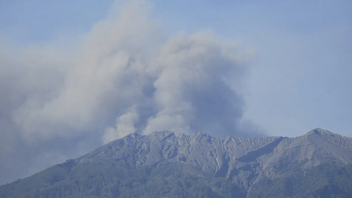 Cel puţin 75.000 de oameni au fost evacuaţi din Insula Bali din cauza pericolului de erupţie vulcanică în zona muntelui Agung