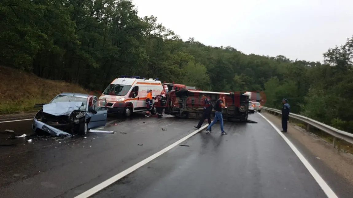 Impact devastator, 3 oameni răniţi în accident VIDEO