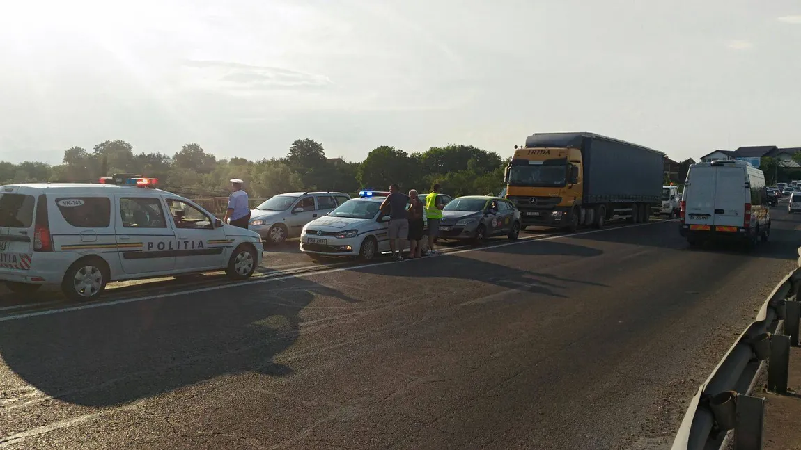 Accident grav pe DN2, un tir s-a ciocnit cu trei maşini. La faţa locului a fost trimis un elicopter SMURD